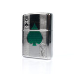 Orijinal Zippo Armor çakmak, parlak silver gövdesi, yeşil maça figürü ve iskambil kartı temalı kabartmalı detaylarıyla öne çıkan kalın gövdeli premium Zippo çakmak modeli – Ateş Premium.