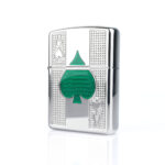 Orijinal Zippo Armor çakmak, parlak silver gövdesi, yeşil maça figürü ve iskambil kartı temalı kabartmalı detaylarıyla öne çıkan kalın gövdeli premium Zippo çakmak modeli – Ateş Premium.