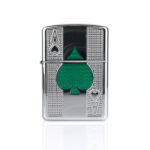 Orijinal Zippo Armor çakmak, parlak silver gövdesi, yeşil maça figürü ve iskambil kartı temalı kabartmalı detaylarıyla öne çıkan kalın gövdeli premium Zippo çakmak modeli – Ateş Premium.