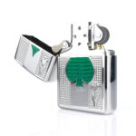 Orijinal Zippo Armor çakmak, parlak silver gövdesi, yeşil maça figürü ve iskambil kartı temalı kabartmalı detaylarıyla öne çıkan kalın gövdeli premium Zippo çakmak modeli – Ateş Premium.