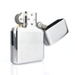 Orijinal Zippo Armor çakmak, parlak silver gövdesi, yeşil maça figürü ve iskambil kartı temalı kabartmalı detaylarıyla öne çıkan kalın gövdeli premium Zippo çakmak modeli – Ateş Premium.