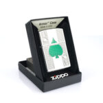 Orijinal Zippo Armor çakmak, parlak silver gövdesi, yeşil maça figürü ve iskambil kartı temalı kabartmalı detaylarıyla öne çıkan kalın gövdeli premium Zippo çakmak modeli – Ateş Premium.