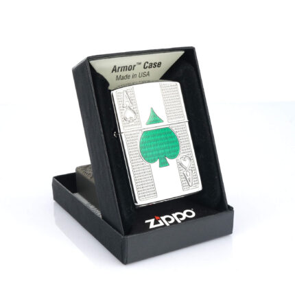 Orijinal Zippo Armor çakmak, parlak silver gövdesi, yeşil maça figürü ve iskambil kartı temalı kabartmalı detaylarıyla öne çıkan kalın gövdeli premium Zippo çakmak modeli – Ateş Premium.