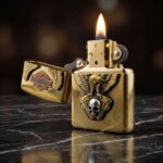 Orijinal Zippo Armor çakmak, gold gövdesi, Harley-Davidson teması, kartal ve kurukafa detaylı kabartmalı tasarımıyla öne çıkan kalın gövdeli premium Zippo çakmak modeli – Ateş Premium Armor Zippo koleksiyonu.