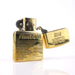 Orijinal Zippo Armor çakmak, gold gövdesi, Harley-Davidson teması, kartal ve kurukafa detaylı kabartmalı tasarımıyla öne çıkan kalın gövdeli premium Zippo çakmak modeli – Ateş Premium Armor Zippo koleksiyonu.