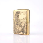 Orijinal Zippo Plakalı çakmak, gold gövdesi, kartal ve doğa temalı kabartmalı plaka tasarımıyla öne çıkan koleksiyonluk premium Zippo çakmak modeli – Ateş Premium.