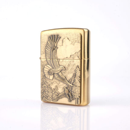 Orijinal Zippo Plakalı çakmak, gold gövdesi, kartal ve doğa temalı kabartmalı plaka tasarımıyla öne çıkan koleksiyonluk premium Zippo çakmak modeli – Ateş Premium.