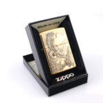 Orijinal Zippo Plakalı çakmak, gold gövdesi, kartal ve doğa temalı kabartmalı plaka tasarımıyla öne çıkan koleksiyonluk premium Zippo çakmak modeli – Ateş Premium.