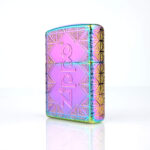 Orijinal Zippo Armor çakmak, iridescent rainbow kaplaması, geometrik desenleri ve büyük Zippo logo detayıyla öne çıkan kalın gövdeli premium Zippo çakmak modeli – Ateş Premium.