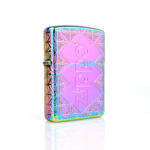 Orijinal Zippo Armor çakmak, iridescent rainbow kaplaması, geometrik desenleri ve büyük Zippo logo detayıyla öne çıkan kalın gövdeli premium Zippo çakmak modeli – Ateş Premium.