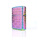 Orijinal Zippo Armor çakmak, iridescent rainbow kaplaması, geometrik desenleri ve büyük Zippo logo detayıyla öne çıkan kalın gövdeli premium Zippo çakmak modeli – Ateş Premium.