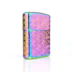 Orijinal Zippo Armor çakmak, iridescent rainbow kaplaması, geometrik desenleri ve büyük Zippo logo detayıyla öne çıkan kalın gövdeli premium Zippo çakmak modeli – Ateş Premium.