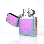 Orijinal Zippo Armor çakmak, iridescent rainbow kaplaması, geometrik desenleri ve büyük Zippo logo detayıyla öne çıkan kalın gövdeli premium Zippo çakmak modeli – Ateş Premium.