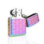 Orijinal Zippo Armor çakmak, iridescent rainbow kaplaması, geometrik desenleri ve büyük Zippo logo detayıyla öne çıkan kalın gövdeli premium Zippo çakmak modeli – Ateş Premium.