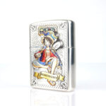 Orijinal Zippo Armor çakmak, silver gövdesi, Monkey D. Luffy karakter figürü ve renkli kabartmalı anime temasıyla öne çıkan kalın gövdeli premium Zippo çakmak modeli – Ateş Premium.