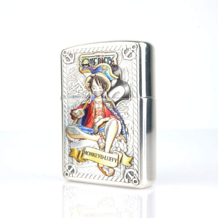 Orijinal Zippo Armor çakmak, silver gövdesi, Monkey D. Luffy karakter figürü ve renkli kabartmalı anime temasıyla öne çıkan kalın gövdeli premium Zippo çakmak modeli – Ateş Premium.