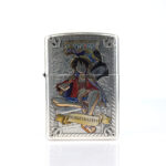 Orijinal Zippo Armor çakmak, silver gövdesi, Monkey D. Luffy karakter figürü ve renkli kabartmalı anime temasıyla öne çıkan kalın gövdeli premium Zippo çakmak modeli – Ateş Premium.