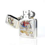 Orijinal Zippo Armor çakmak, silver gövdesi, Monkey D. Luffy karakter figürü ve renkli kabartmalı anime temasıyla öne çıkan kalın gövdeli premium Zippo çakmak modeli – Ateş Premium.