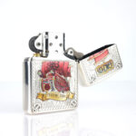 Orijinal Zippo Armor çakmak, silver gövdesi, Monkey D. Luffy karakter figürü ve renkli kabartmalı anime temasıyla öne çıkan kalın gövdeli premium Zippo çakmak modeli – Ateş Premium.