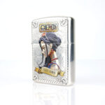 Orijinal Zippo Armor çakmak, silver gövdesi, Nico Robin karakter figürü ve renkli kabartmalı anime temasıyla öne çıkan kalın gövdeli premium Zippo çakmak modeli – Ateş Premium.