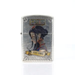Orijinal Zippo Armor çakmak, silver gövdesi, Nico Robin karakter figürü ve renkli kabartmalı anime temasıyla öne çıkan kalın gövdeli premium Zippo çakmak modeli – Ateş Premium.