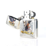 Orijinal Zippo Armor çakmak, silver gövdesi, Nico Robin karakter figürü ve renkli kabartmalı anime temasıyla öne çıkan kalın gövdeli premium Zippo çakmak modeli – Ateş Premium.