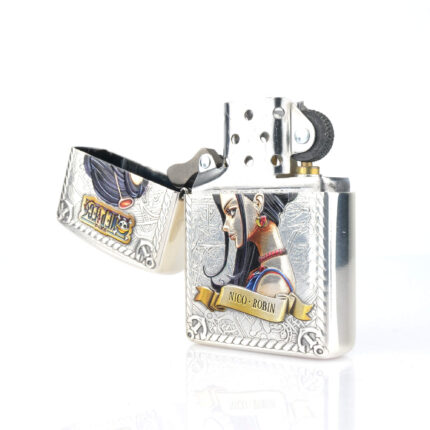 Orijinal Zippo Armor çakmak, silver gövdesi, Nico Robin karakter figürü ve renkli kabartmalı anime temasıyla öne çıkan kalın gövdeli premium Zippo çakmak modeli – Ateş Premium.