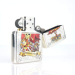 Orijinal Zippo Armor çakmak, silver gövdesi, Nico Robin karakter figürü ve renkli kabartmalı anime temasıyla öne çıkan kalın gövdeli premium Zippo çakmak modeli – Ateş Premium.