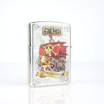 Orijinal Zippo Armor çakmak, silver gövdesi, Nico Robin karakter figürü ve renkli kabartmalı anime temasıyla öne çıkan kalın gövdeli premium Zippo çakmak modeli – Ateş Premium.