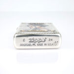 Orijinal Zippo Armor çakmak, silver gövdesi, Nico Robin karakter figürü ve renkli kabartmalı anime temasıyla öne çıkan kalın gövdeli premium Zippo çakmak modeli – Ateş Premium.