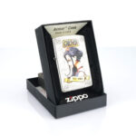 Orijinal Zippo Armor çakmak, silver gövdesi, Nico Robin karakter figürü ve renkli kabartmalı anime temasıyla öne çıkan kalın gövdeli premium Zippo çakmak modeli – Ateş Premium.