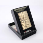 Orijinal Zippo plakalı çakmak, siyah gövdesi, gold tonlu Özgürlük Heykeli plakası ve Amerikan yıldız detaylarıyla öne çıkan koleksiyonluk premium Zippo çakmak modeli – Ateş Premium.