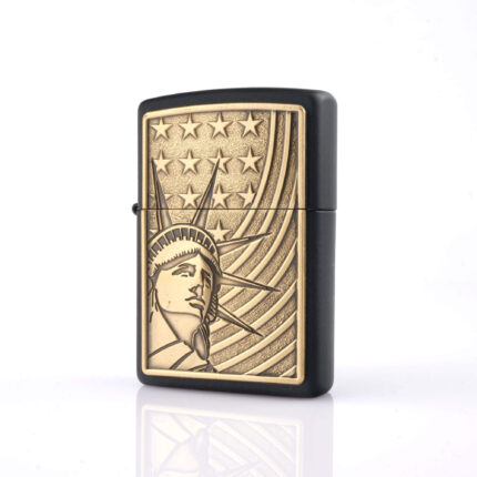 Orijinal Zippo plakalı çakmak, siyah gövdesi, gold tonlu Özgürlük Heykeli plakası ve Amerikan yıldız detaylarıyla öne çıkan koleksiyonluk premium Zippo çakmak modeli – Ateş Premium.