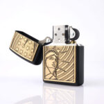 Orijinal Zippo plakalı çakmak, siyah gövdesi, gold tonlu Özgürlük Heykeli plakası ve Amerikan yıldız detaylarıyla öne çıkan koleksiyonluk premium Zippo çakmak modeli – Ateş Premium.