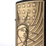 Orijinal Zippo plakalı çakmak, siyah gövdesi, gold tonlu Özgürlük Heykeli plakası ve Amerikan yıldız detaylarıyla öne çıkan koleksiyonluk premium Zippo çakmak modeli – Ateş Premium.