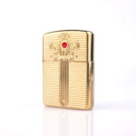 Orijinal Zippo Armor çakmak, altın tonlu gövdesi, kılıç temalı kabartmalı tasarımı ve kırmızı taş detaylı görünümüyle öne çıkan kalın gövdeli premium Zippo çakmak modeli – Ateş Premium Armor Zippo koleksiyonu.