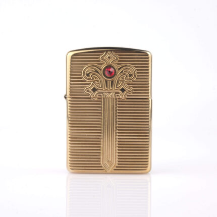 Orijinal Zippo Armor çakmak, altın tonlu gövdesi, kılıç temalı kabartmalı tasarımı ve kırmızı taş detaylı görünümüyle öne çıkan kalın gövdeli premium Zippo çakmak modeli – Ateş Premium Armor Zippo koleksiyonu.