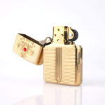 Orijinal Zippo Armor çakmak, altın tonlu gövdesi, kılıç temalı kabartmalı tasarımı ve kırmızı taş detaylı görünümüyle öne çıkan kalın gövdeli premium Zippo çakmak modeli – Ateş Premium Armor Zippo koleksiyonu.
