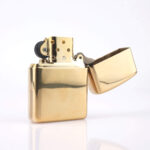 Orijinal Zippo Armor çakmak, altın tonlu gövdesi, kılıç temalı kabartmalı tasarımı ve kırmızı taş detaylı görünümüyle öne çıkan kalın gövdeli premium Zippo çakmak modeli – Ateş Premium Armor Zippo koleksiyonu.