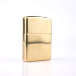 Orijinal Zippo Armor çakmak, altın tonlu gövdesi, kılıç temalı kabartmalı tasarımı ve kırmızı taş detaylı görünümüyle öne çıkan kalın gövdeli premium Zippo çakmak modeli – Ateş Premium Armor Zippo koleksiyonu.