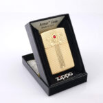 Orijinal Zippo Armor çakmak, altın tonlu gövdesi, kılıç temalı kabartmalı tasarımı ve kırmızı taş detaylı görünümüyle öne çıkan kalın gövdeli premium Zippo çakmak modeli – Ateş Premium Armor Zippo koleksiyonu.