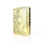 Orijinal Zippo Armor çakmak, gold tonlu gövdesi, kaplan figürü, geometrik çizgileri ve dekoratif motifleriyle öne çıkan kalın gövdeli premium Zippo çakmak modeli – Ateş Premium.
