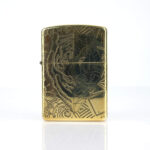 Orijinal Zippo Armor çakmak, gold tonlu gövdesi, kaplan figürü, geometrik çizgileri ve dekoratif motifleriyle öne çıkan kalın gövdeli premium Zippo çakmak modeli – Ateş Premium.