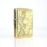 Orijinal Zippo Armor çakmak, gold tonlu gövdesi, kaplan figürü, geometrik çizgileri ve dekoratif motifleriyle öne çıkan kalın gövdeli premium Zippo çakmak modeli – Ateş Premium.