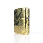 Orijinal Zippo Armor çakmak, gold tonlu gövdesi, kaplan figürü, geometrik çizgileri ve dekoratif motifleriyle öne çıkan kalın gövdeli premium Zippo çakmak modeli – Ateş Premium.