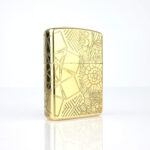 Orijinal Zippo Armor çakmak, gold tonlu gövdesi, kaplan figürü, geometrik çizgileri ve dekoratif motifleriyle öne çıkan kalın gövdeli premium Zippo çakmak modeli – Ateş Premium.