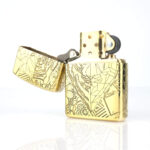 Orijinal Zippo Armor çakmak, gold tonlu gövdesi, kaplan figürü, geometrik çizgileri ve dekoratif motifleriyle öne çıkan kalın gövdeli premium Zippo çakmak modeli – Ateş Premium.