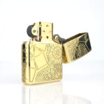 Orijinal Zippo Armor çakmak, gold tonlu gövdesi, kaplan figürü, geometrik çizgileri ve dekoratif motifleriyle öne çıkan kalın gövdeli premium Zippo çakmak modeli – Ateş Premium.