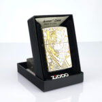 Orijinal Zippo Armor çakmak, silver gövdesi, gold kaplan figürü ve geometrik çizgisel detaylarıyla öne çıkan kalın gövdeli premium Zippo çakmak modeli – Ateş Premium.