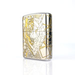 Orijinal Zippo Armor çakmak, silver gövdesi, gold kaplan figürü ve geometrik çizgisel detaylarıyla öne çıkan kalın gövdeli premium Zippo çakmak modeli – Ateş Premium.